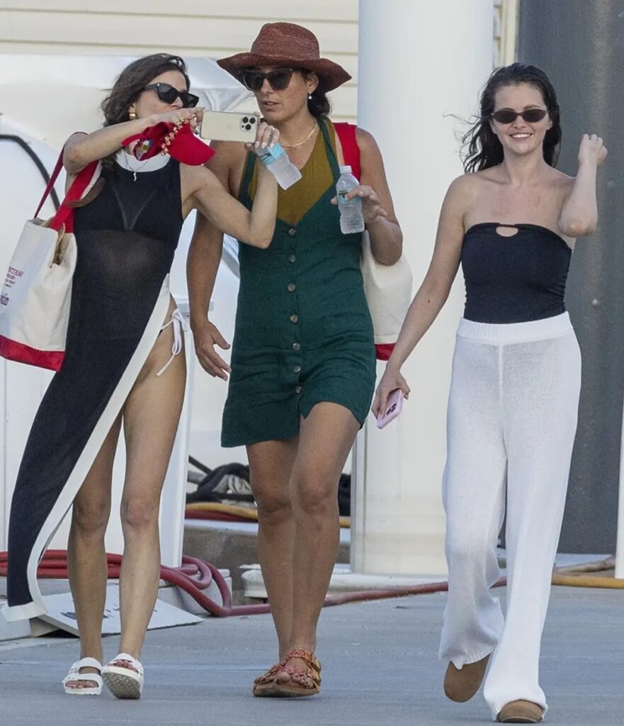 Selena Gomez dan beberapa teman (Foto: Backgird/Hem)